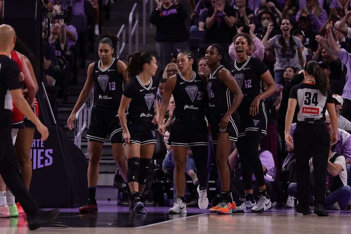 Aug 30, 2025; San Francisco, California, USA;  Golden State Valkyries players gather after a play by guard Veronica Burton (22) during the second quarter against the Washington Mystics at Chase Center. Mandatory Credit: Kelley L Cox-Imagn Images