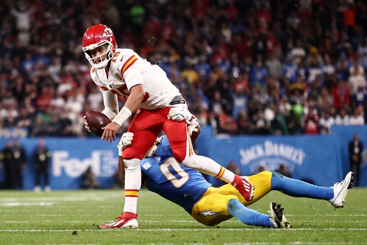 [US, Mexico & Canada customers only] Sep 5, 2025; Sao Paulo, BRAZIL; Kansas City Chiefs quarterback Patrick Mahomes (15) runs against Los Angeles Chargers linebacker Daiyan Henley (0) in the first half during a NFL game at Corinthians Arena. Mandatory Credit: Jean Carniel/Reuters via Imagn Images