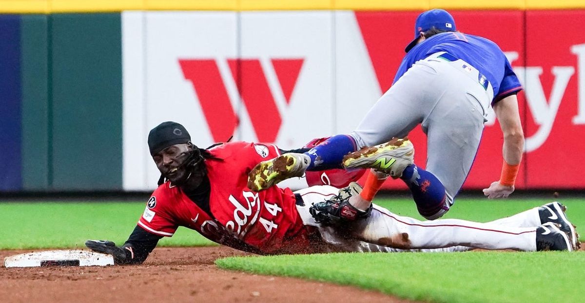 New York Mets second baseman Jeff McNeil (1) tags out Cincinnati Reds shortstop Elly De La Cruz (44) in the third inning of a MLB game between the Cincinnati Reds and New York Mets, Saturday, Sept. 6, 2025, at Great American Ball Park in downtown Cincinnati.