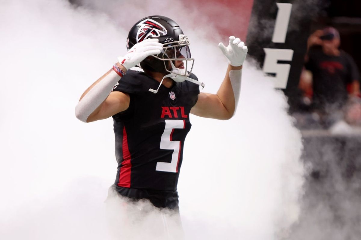 Sep 7, 2025; Atlanta, Georgia, USA; Atlanta Falcons wide receiver Drake London (5) runs onto the field before the game against the Tampa Bay Buccaneers at Mercedes-Benz Stadium. Mandatory Credit: Brett Davis-Imagn Images