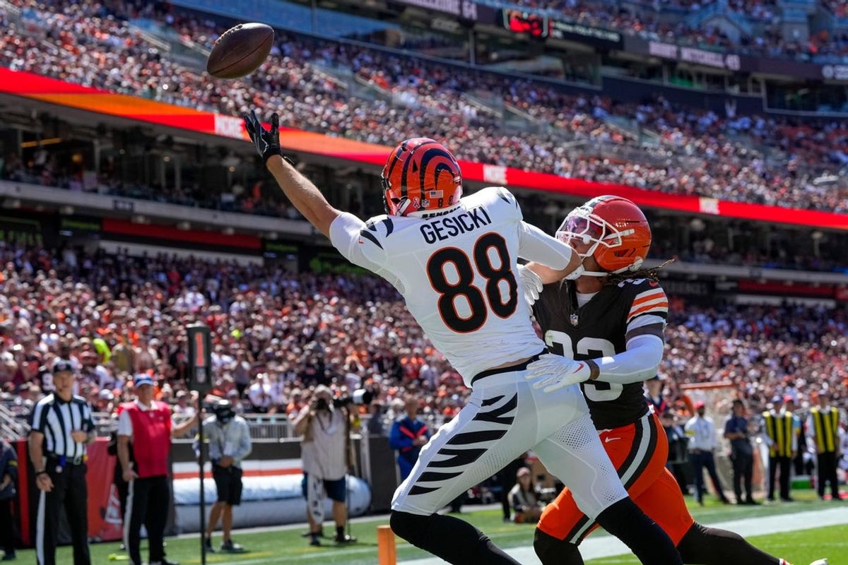 Cincinnati Bengals tight end Mike Gesicki (88) is unable to catch a pass in the end zone in the second quarter of the NFL Week 1 game between the Cleveland Browns and the Cincinnati Bengals at Huntington Bank Field in Cleveland on Sunday, Sept. 7, 2025.
