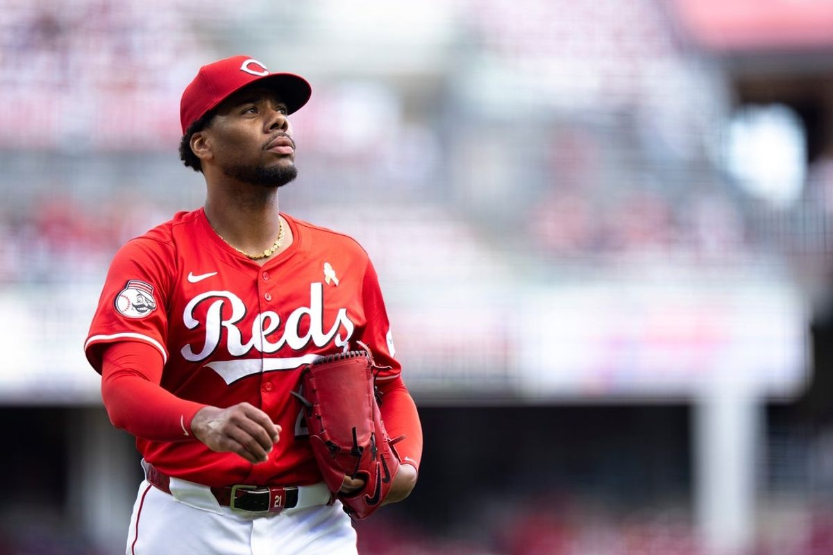 O arremessador do Cincinnati Reds, Hunter Greene (21), volta ao banco de reservas na sexta entrada entre Cincinnati Reds e New York Mets no Great American Ball Park em Cincinnati em 7 de setembro de 2025.