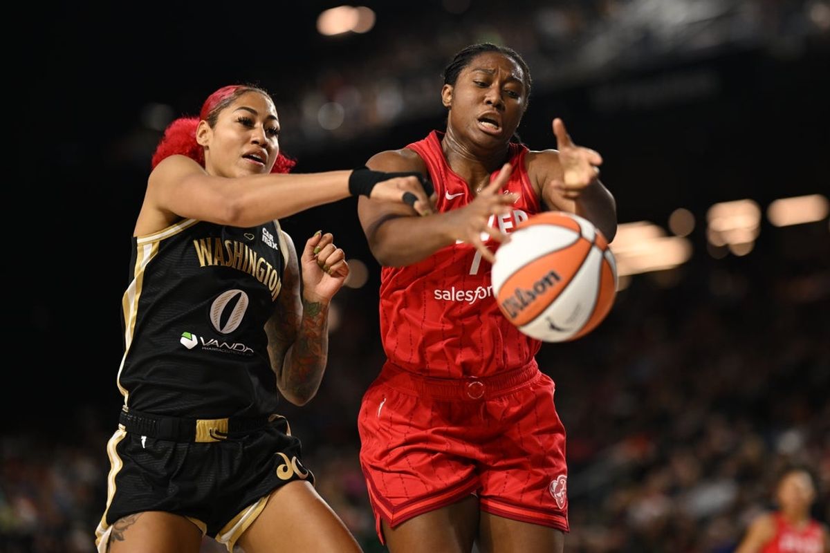 Sep 7, 2025; Baltimore, MD, USA; Indiana Fever forward Aliyah Boston (7) and Washington Mystics forward Shakira Austin (0) battle for a rebound during the second quarter at CFG Bank Arena. Mandatory Credit: Rafael Suanes-Imagn Images