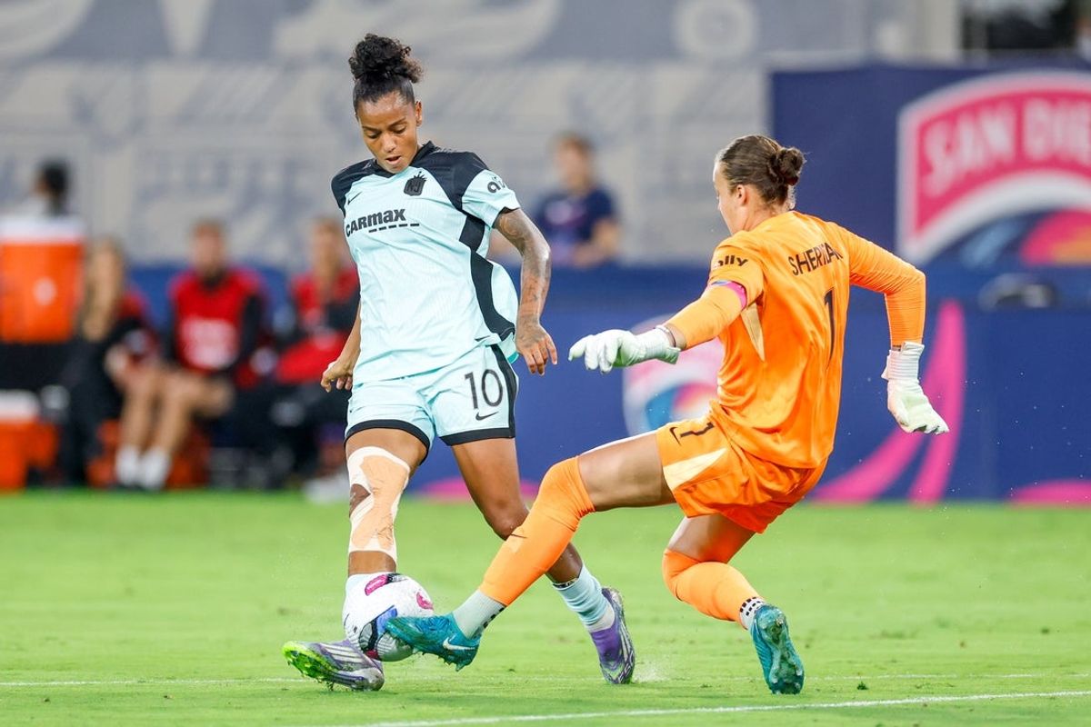 Sep 12, 2025; San Diego, California, USA; San Diego Wave FC goalkeeper Kailen Sheridan (1) kicks the ball past NJ/NY Gotham FC forward Geyse (10) during the first half at Snapdragon Stadium. Mandatory Credit: David Frerker-Imagn Images