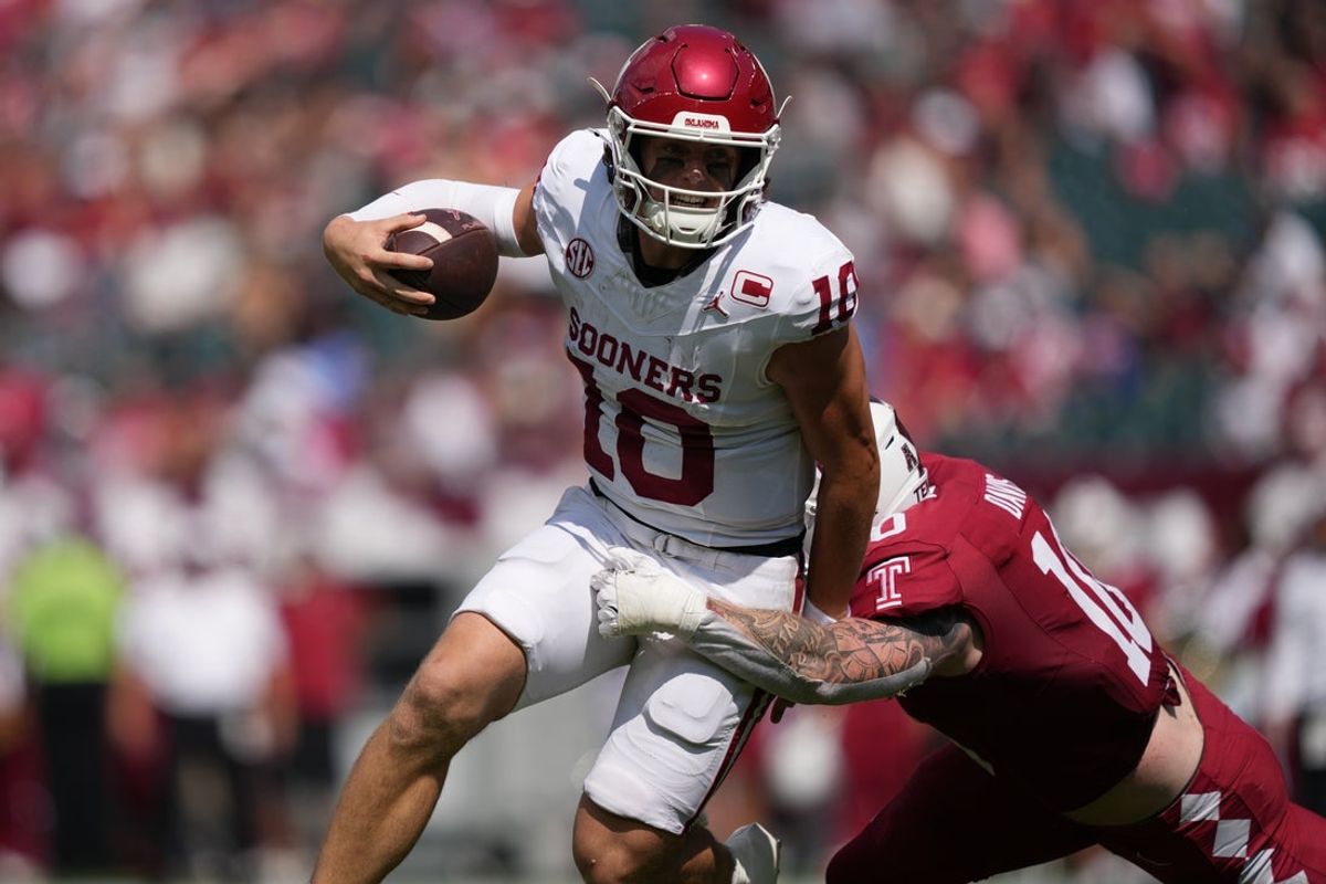 Sep 13, 2025; Philadelphia, Pennsylvania, USA; Oklahoma Sooners quarterback John Mateer (10) rushes against Temple Owls linebacker Ty Davis (10) in the first half at Lincoln Financial Field. Mandatory Credit: Kyle Ross-Imagn Images