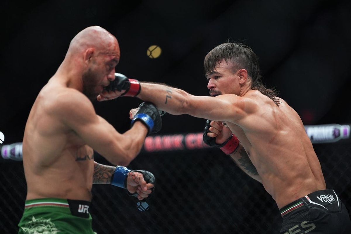 Sep 13, 2025; San Antonio, Texas, UNITED STATES; Diego Lopes (red gloves) fights Jean Silva (blue gloves) during Noche UFC at Frost Bank Center. Mandatory Credit: Daniel Dunn-Imagn Images