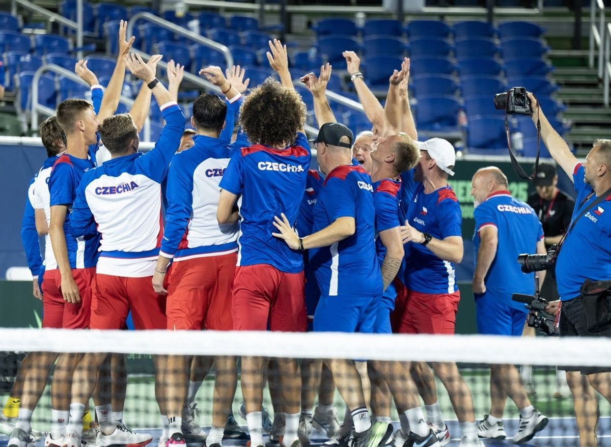 Sep 13, 2025; Delray Beach, FL, USA Petr Brunclik of Czechia, Tomas Machac of Czechia, Adam Pavlasek of Czechia, Team Captain, Tomas Berdych, Jiri Lehecka of Czechia and Jakub Mensik of Czechia celebrate, with their support staff, winning the Davis Cup tie by defeating the United States at the  Delray Beach Tennis Center. Czechia won the tie. Mandatory Credit: Susan Mullane-Imagn Images
