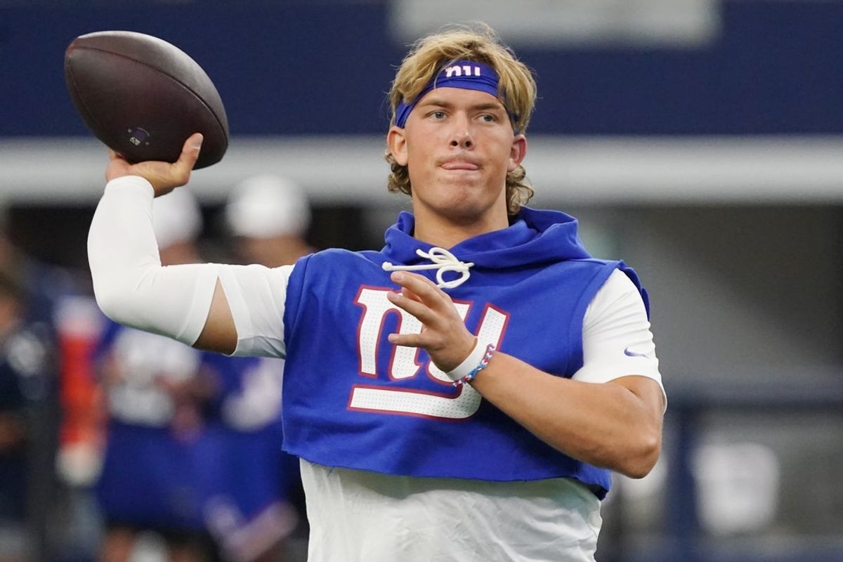 Sep 14, 2025; Arlington, Texas, USA; New York Giants quarterback Jaxson Dart (6) warms up before the game against the Dallas Cowboys at AT&T Stadium. Mandatory Credit: Raymond Carlin III-Imagn Images