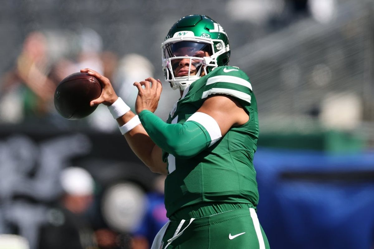 Sep 14, 2025; East Rutherford, New Jersey, USA; New York Jets quarterback Justin Fields (7) practices before the game against the Buffalo Bills at MetLife Stadium. Mandatory Credit: Vincent Carchietta-Imagn Images