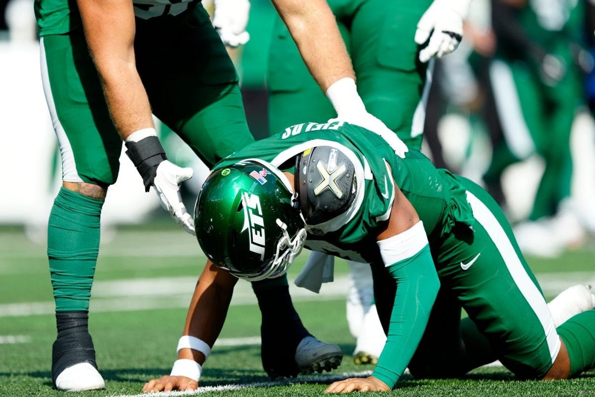 New York Jets quarterback Justin Fields (7) got hit on back-to-back plays in the fourth quarter before exiting the game, Sunday, September 14, 2025, in East Rutherford.
