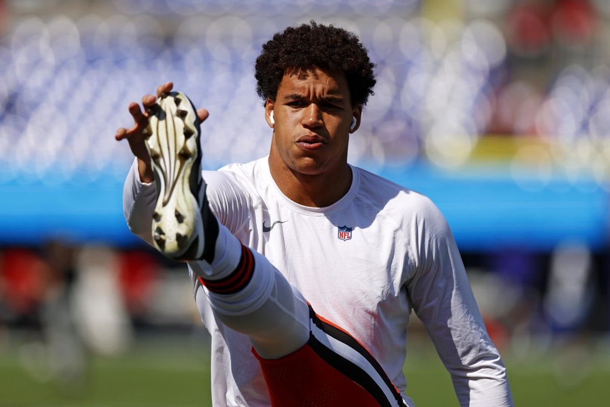 14 de setembro de 2025; Baltimore, Maryland, EUA; O lado defensivo do Cleveland Browns, Joe Tryon-Shoyinka (90), se aquece. no Estádio do Banco M&T. Crédito obrigatório: Peter Casey-Imagn Images