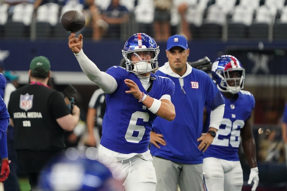 New York Giants quarterback Jaxson Dart (6) will start his first NFL game on Sunday. Mandatory Credit: Raymond Carlin III-Imagn Images