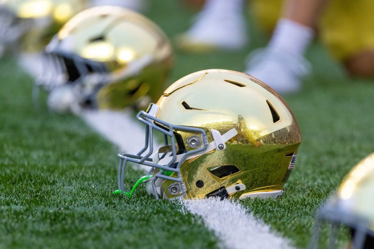 13 de setembro de 2025; South Bend, Indiana, EUA; Um capacete dourado do Notre Dame Fighting Irish em campo antes de um jogo contra o Texas A&M Aggies no Notre Dame Stadium. Crédito obrigatório: Michael Caterina-Imagn Images