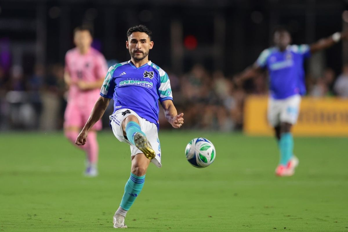 Sep 16, 2025; Fort Lauderdale, Florida, USA; Seattle Sounders midfielder Cristian Roldan (7) passes the ball against Inter Miami CF during the first half at Chase Stadium. Mandatory Credit: Sam Navarro-Imagn Images