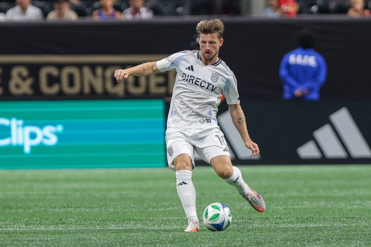 Sep 20, 2025; Atlanta, Georgia, USA; San Diego FC midfielder Anders Dreyer (10) makes a pass in the game against the Atlanta United during the first half at Mercedes-Benz Stadium. Mandatory Credit: Jordan Godfree-Imagn Images