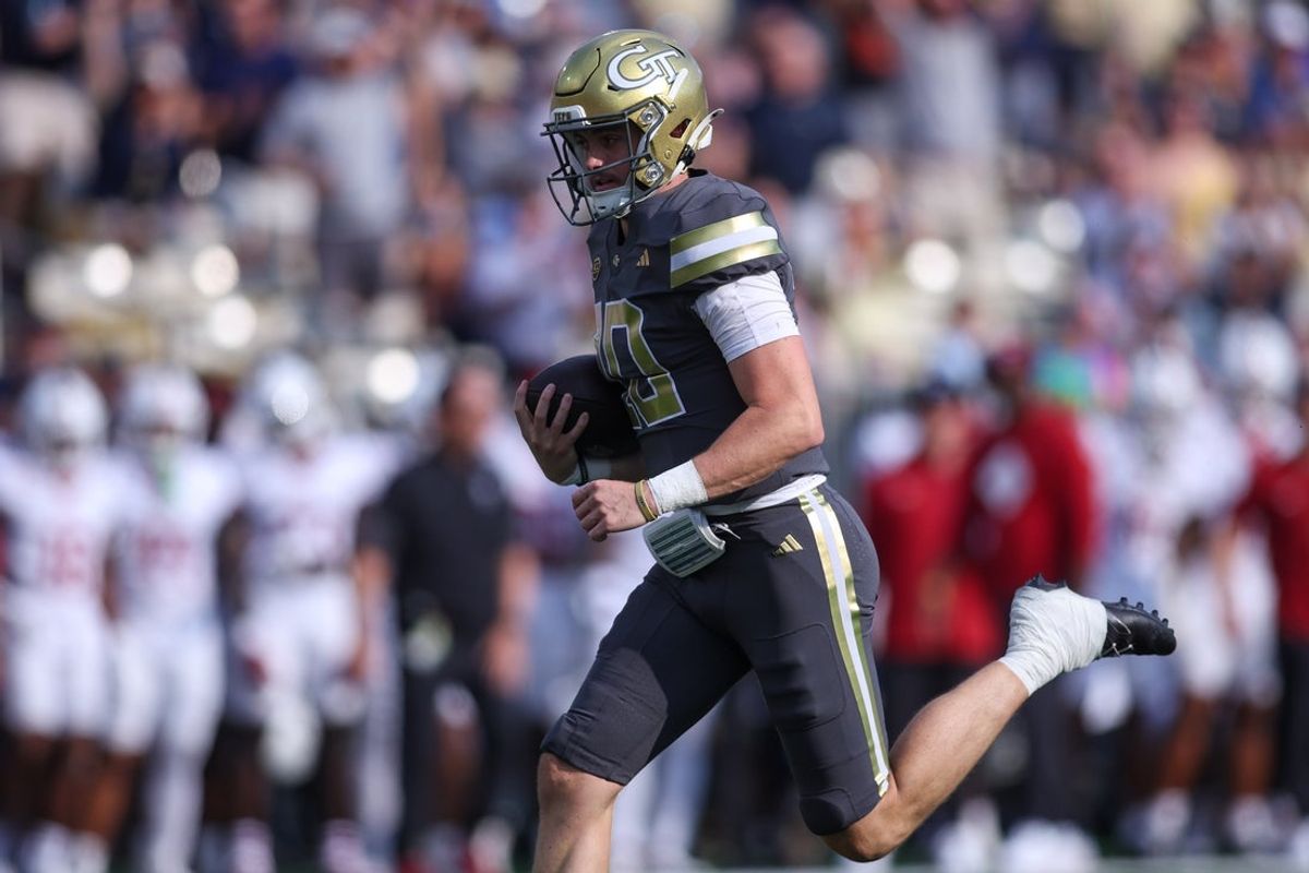 Sep 20, 2025; Atlanta, Georgia, USA; Georgia Tech Yellow Jackets quarterback Haynes King (10) runs the ball for a touchdown against the Temple Owls in the first quarter at Bobby Dodd Stadium at Hyundai Field. Mandatory Credit: Brett Davis-Imagn Images