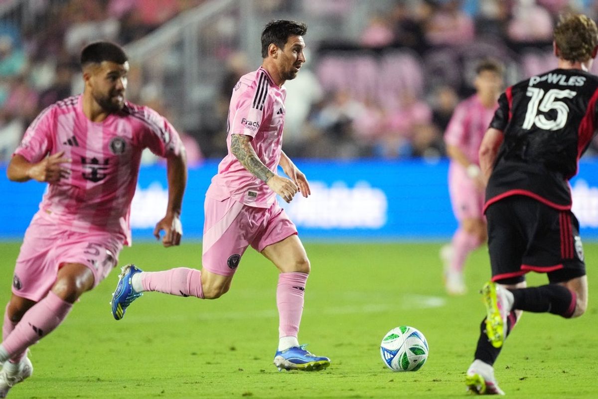 Sep 20, 2025; Fort Lauderdale, Florida, USA;  Inter Miami forward Lionel Messi (10) brings the ball deep into the D.C. United end of the field during the first half at Chase Stadium. Mandatory Credit: Jim Rassol-Imagn Images