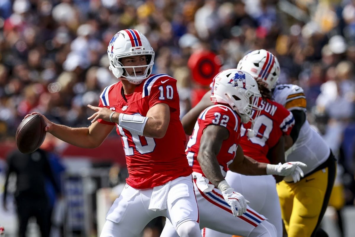 Sep 21, 2025; Foxborough, Massachusetts, USA; New England Patriots quarterback Drake Maye (10) looks to pass the ball during the first quarter at Gillette Stadium. Mandatory Credit: Paul Rutherford-Imagn Images