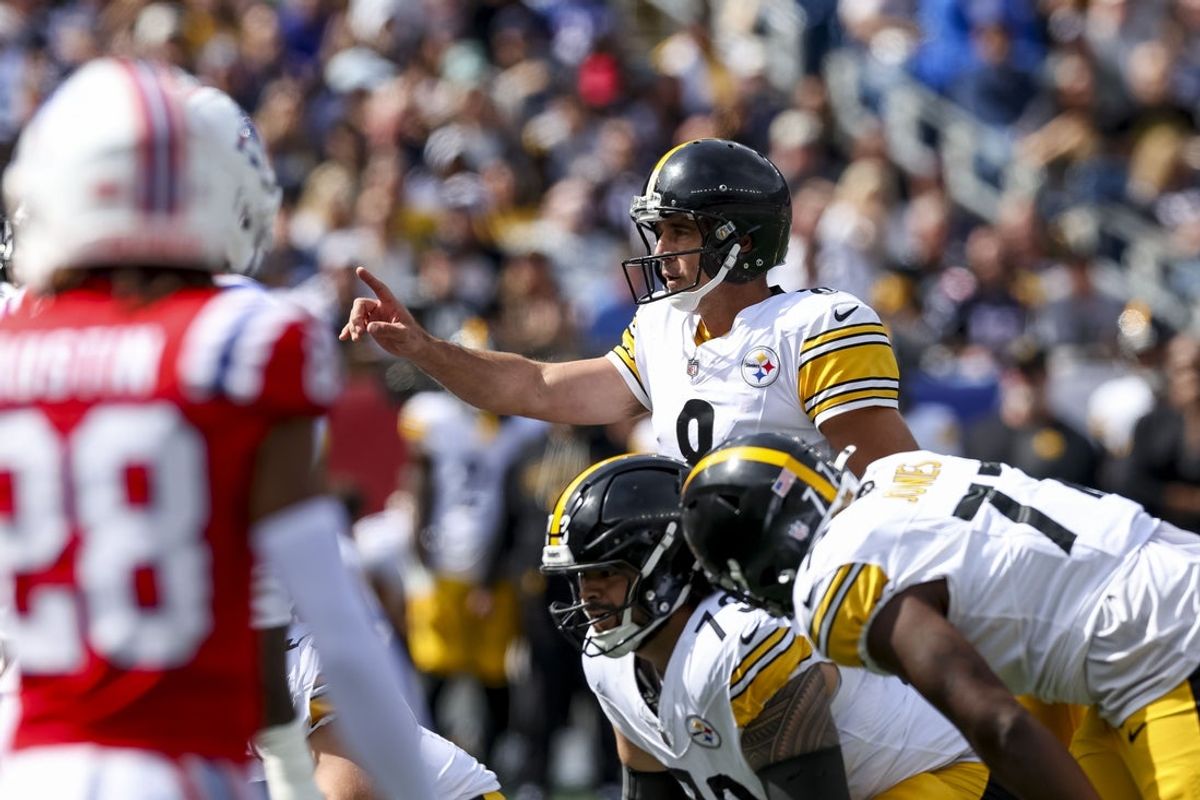 Sep 21, 2025; Foxborough, Massachusetts, USA; Pittsburgh Steelers quarterback Aaron Rodgers (8) signals during the first quarter at Gillette Stadium. Mandatory Credit: Paul Rutherford-Imagn Images