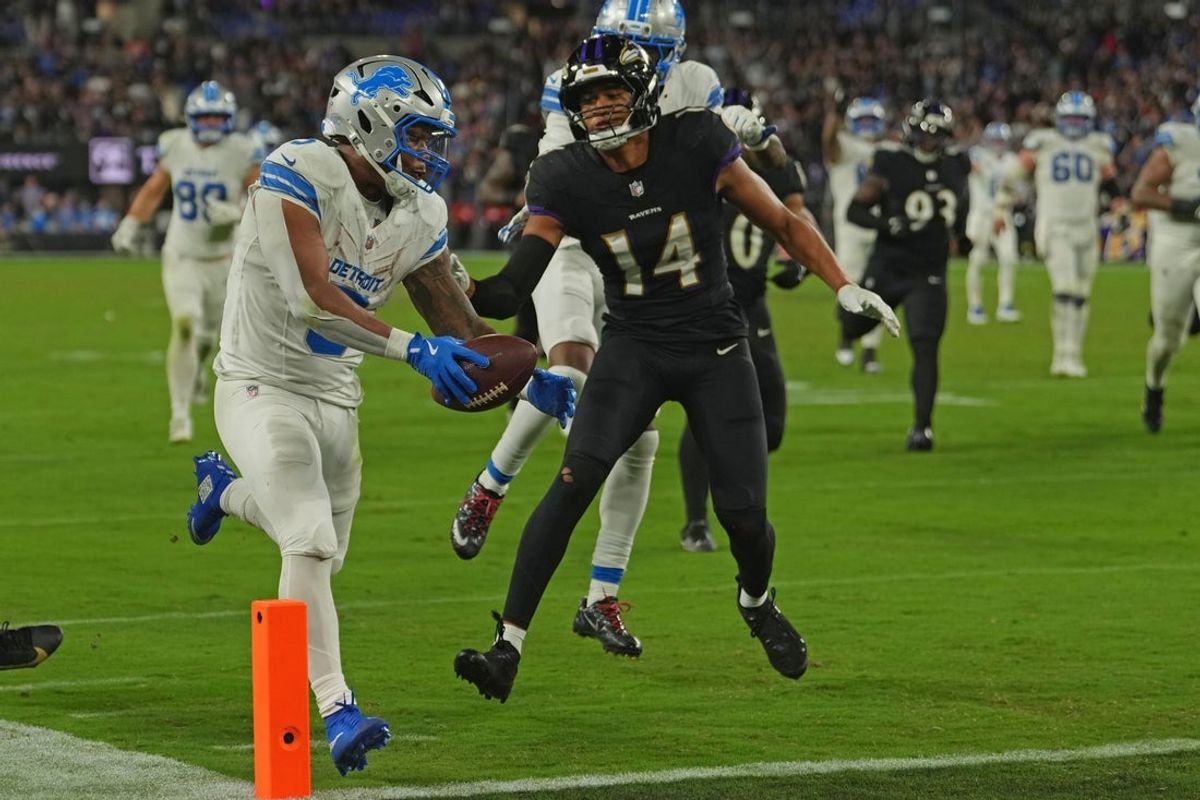 Sep 22, 2025; Baltimore, Maryland, USA; Detroit Lions running back David Montgomery (5) rushes for a touchdown past Baltimore Ravens safety Kyle Hamilton (14) during the second half at M&T Bank Stadium. Mandatory Credit: Mitch Stringer-Imagn Images