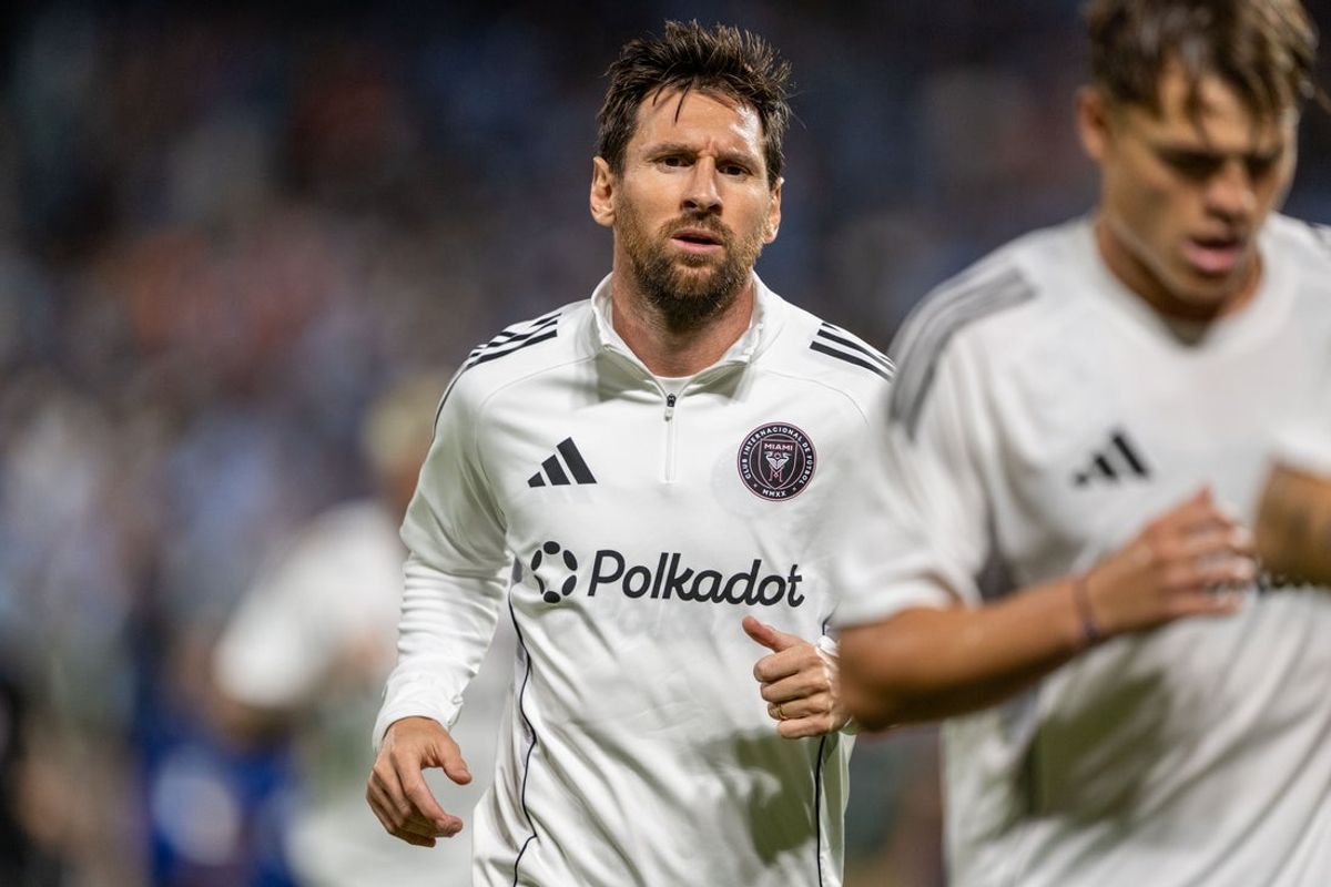 Sep 24, 2025; New York, NY, New York, NY, USA; Inter Miami forward Lionel Messi (10) warms up before the match against New York City at Citi Field. Mandatory Credit: Mark Smith-Imagn Images