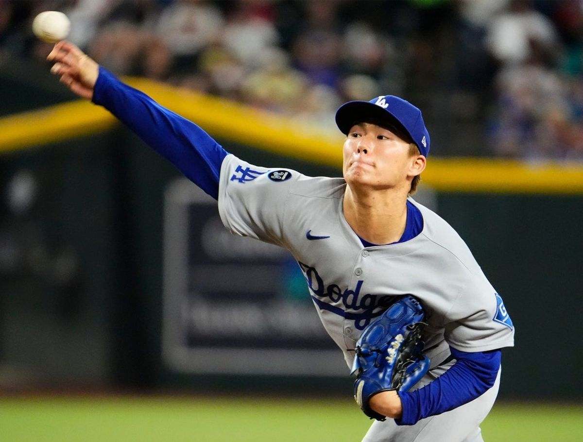 Los Angeles Dodgers pitcher Yoshinobu Yamamoto (18) throws to the Arizona Diamondbacks in the first inning during the season home finale at Chase Field in Phoenix on Sept. 25, 2025.