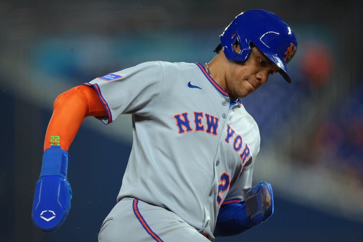 Sep 26, 2025; Miami, Florida, USA; New York Mets right fielder Juan Soto (22) rounds past third base after an RBI double by New York Mets first baseman Pete Alonso (not pictured) during the first inning at loanDepot Park. Mandatory Credit: Sam Navarro-Imagn Images
