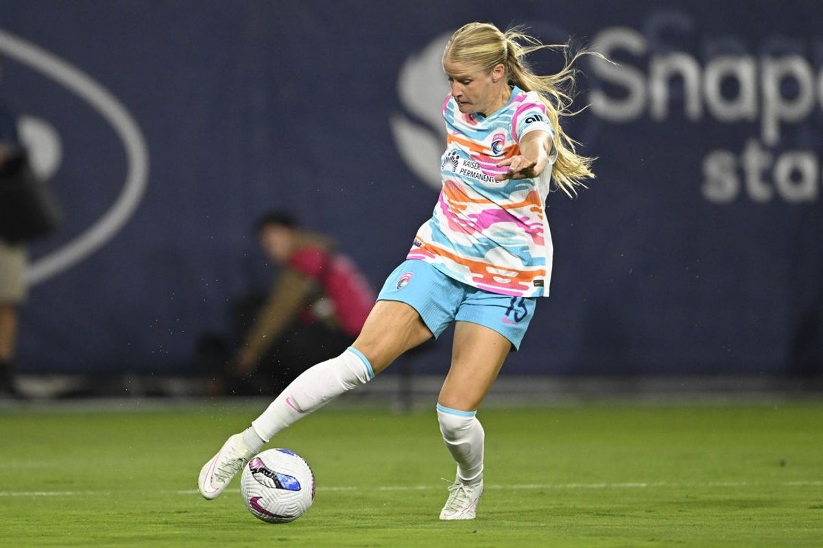Sep 26, 2025; San Diego, California, USA; San Diego Wave FC forward Makenzy Robbe (15) passes during the first half against Orlando Pride at Snapdragon Stadium. Mandatory Credit: Denis Poroy-Imagn Images