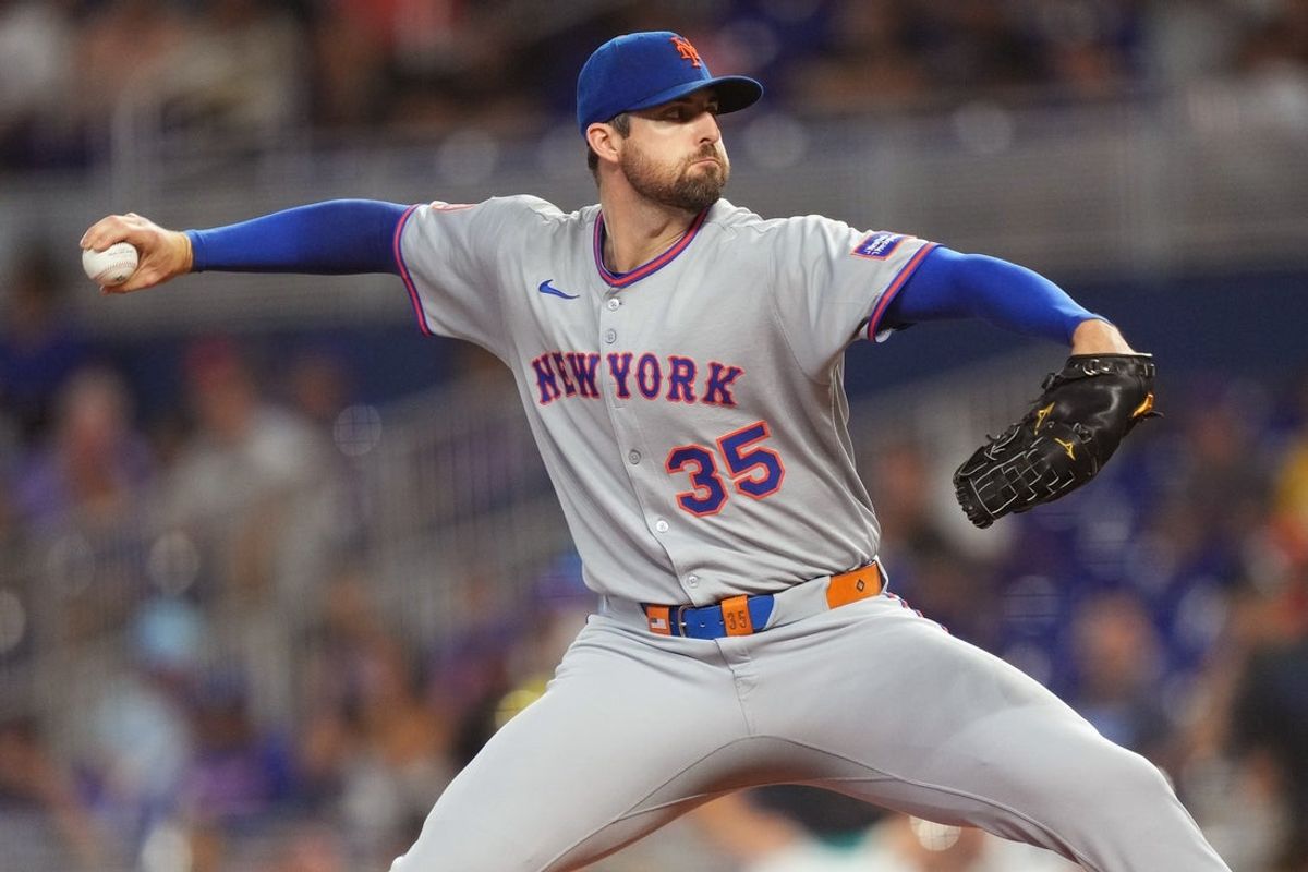Sep 27, 2025; Miami, Florida, USA;  New York Mets pitcher Clay Holmes (35) pitches against the Miami Marlins in the first inning at loanDepot Park. Mandatory Credit: Jim Rassol-Imagn Images