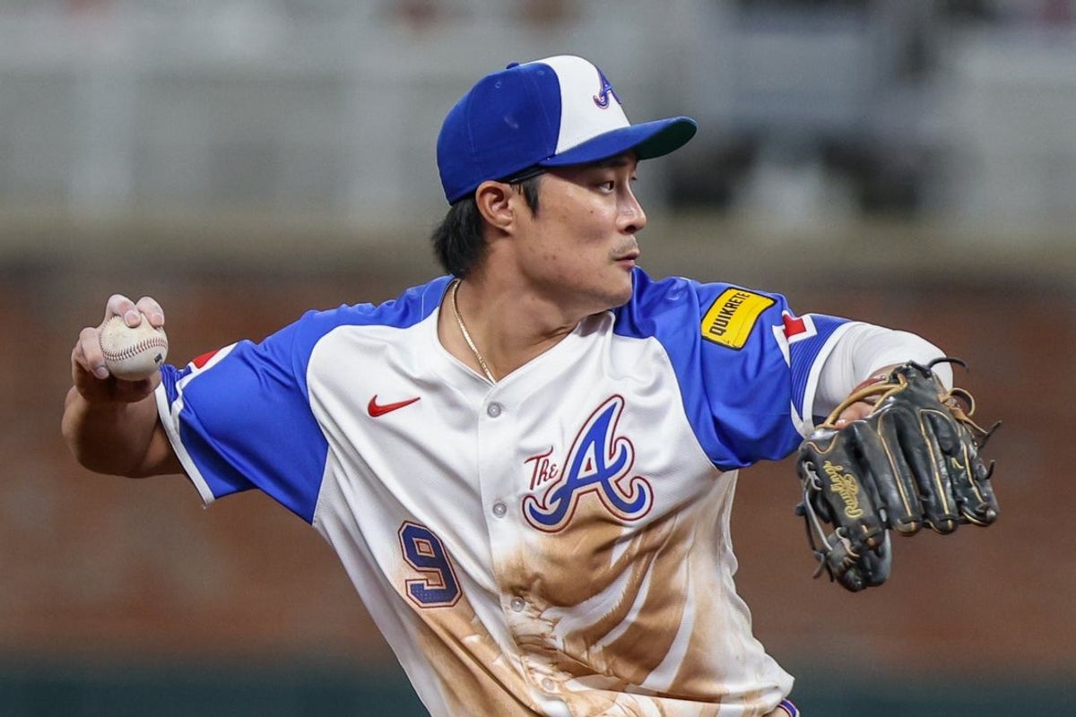 Sep 27, 2025; Cumberland, Georgia, USA; Atlanta Braves shortstop Ha-Seong Kim (9) throws the ball to first base for an out against the Pittsburgh Pirates during the seventh inning at Truist Park. Mandatory Credit: Jordan Godfree-Imagn Images