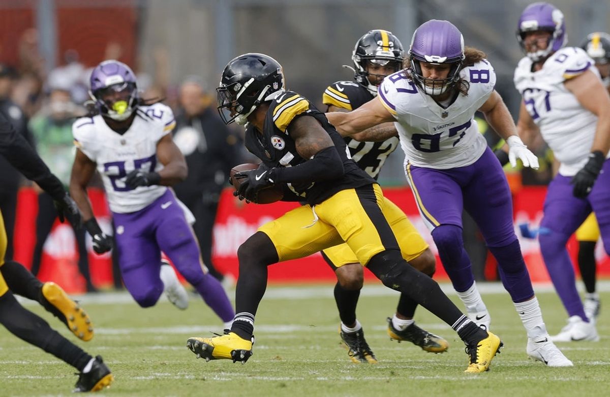 [US, Mexico, & Canada customers only] Sep 28, 2025; Dublin, IRELAND; Pittsburgh Steelers player DeShon Elliott in action with Minnesota Vikings player T.J. Hockenson in a NFL International Series game at Croke Park. Mandatory Credit: Clodagh Kilcoyne/Reuters via Imagn Images