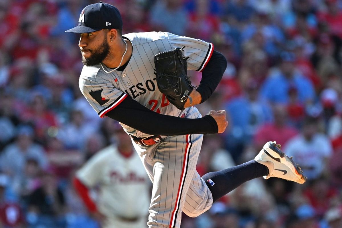 Sep 28, 2025; Philadelphia, Pennsylvania, USA; Minnesota Twins pitcher Simeon Woods Richardson (24) throws a pitch during the second inning against the Philadelphia Phillies at Citizens Bank Park. Mandatory Credit: Eric Hartline-Imagn Images