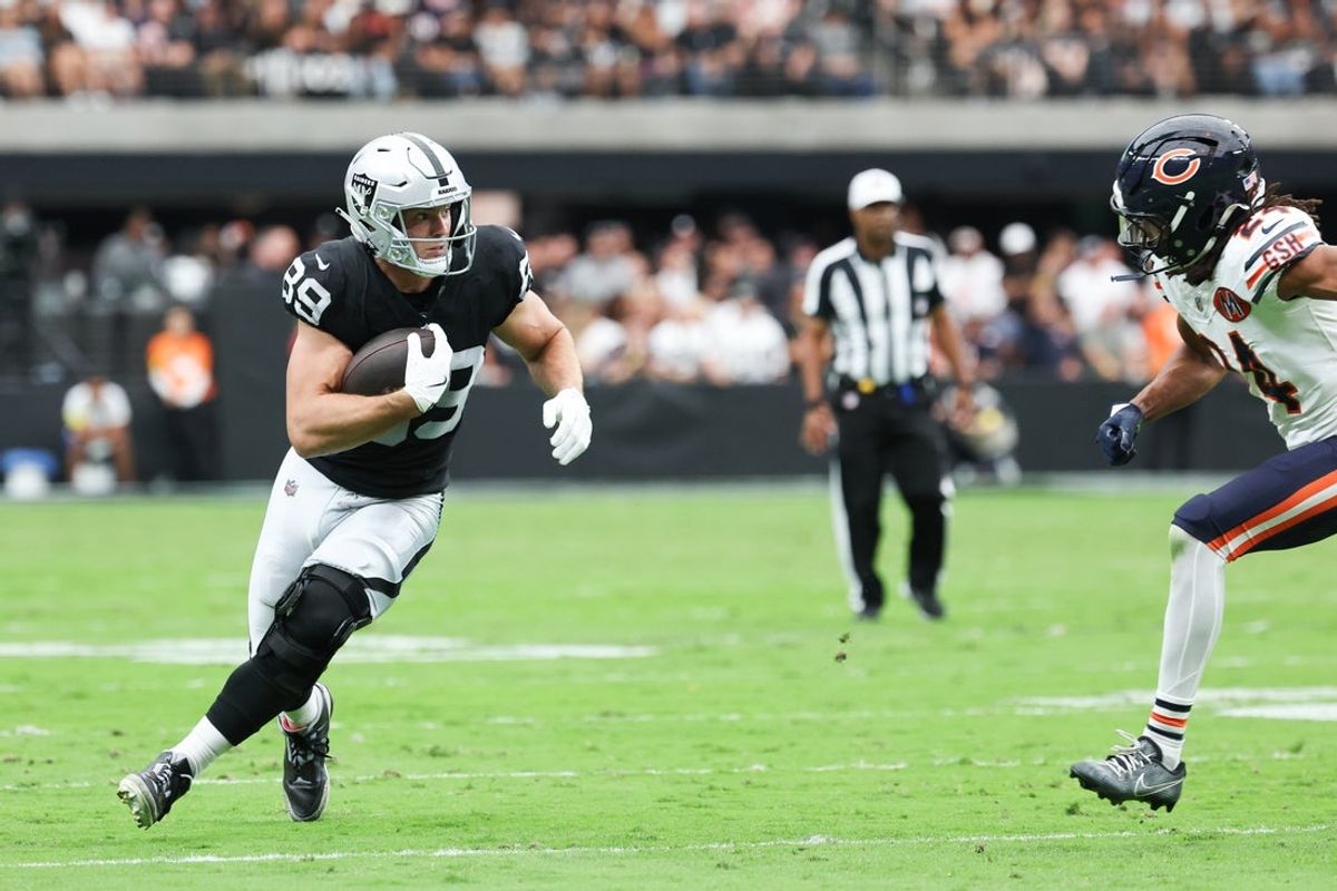 Sep 28, 2025; Paradise, Nevada, USA; Las Vegas Raiders tight end Brock Bowers (89) runs the ball during the first quarter against the Chicago Bears at Allegiant Stadium. Mandatory Credit: Kiyoshi Mio-Imagn Images