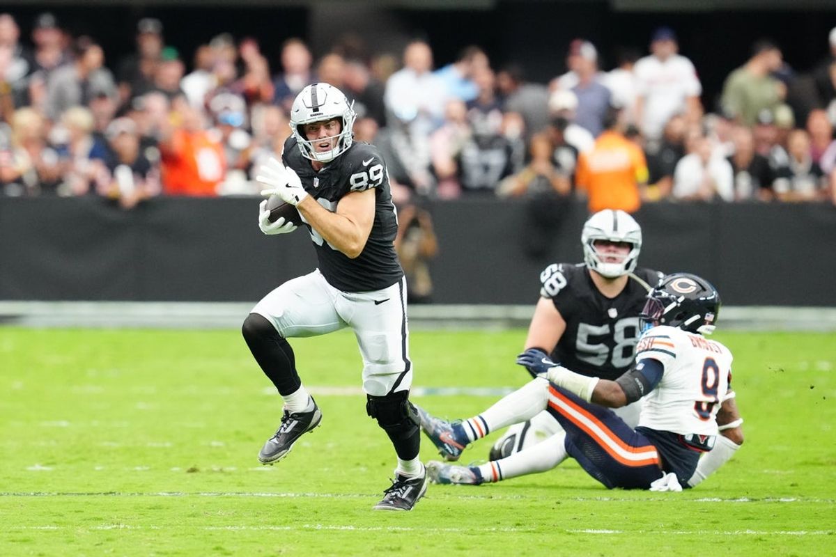 Sep 28, 2025; Paradise, Nevada, USA; Las Vegas Raiders tight end Brock Bowers (89) runs the ball during the second half against the Chicago Bears at Allegiant Stadium. Mandatory Credit: Stephen R. Sylvanie-Imagn Images