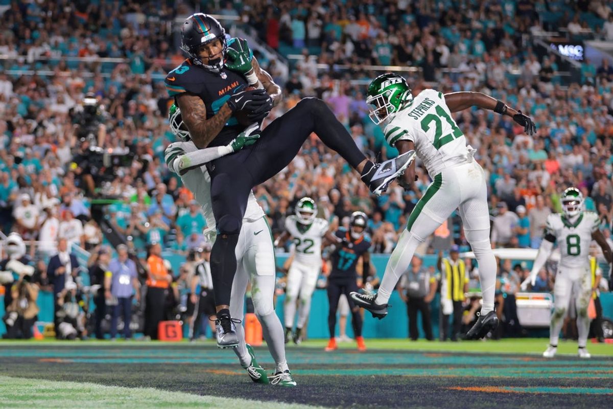 Sep 29, 2025; Miami Gardens, Florida, USA; Miami Dolphins tight end Darren Waller (83) makes a touchdown catch against New York Jets cornerback Brandon Stephens (21) during the first half at Hard Rock Stadium. Mandatory Credit: Sam Navarro-Imagn Images