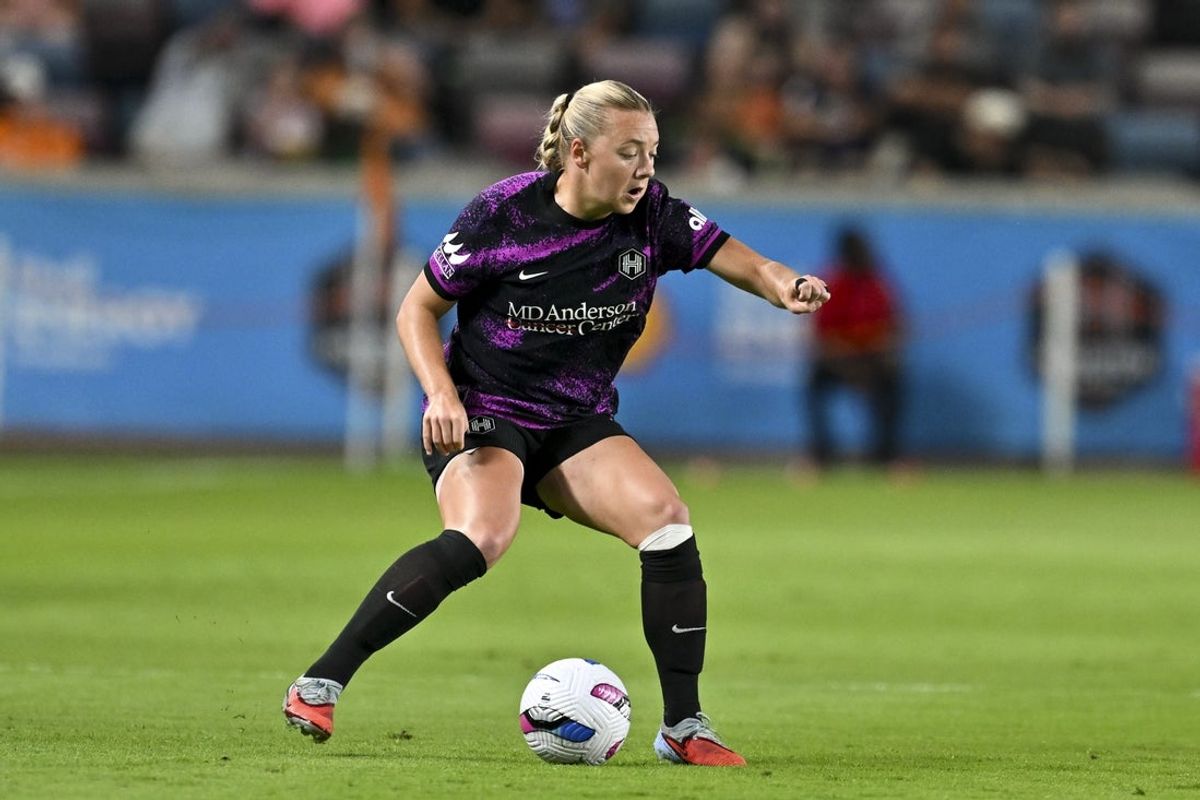 Oct 3, 2025; Houston, Texas, USA; Houston Dash defender Avery Patterson (15) controls the ball against the Orlando Pride at Shell Energy Stadium. Mandatory Credit: Maria Lysaker-Imagn Images