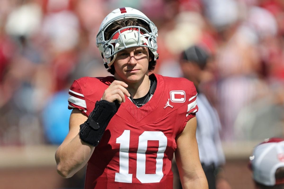 Oklahoma quarterback John Mateer (10).