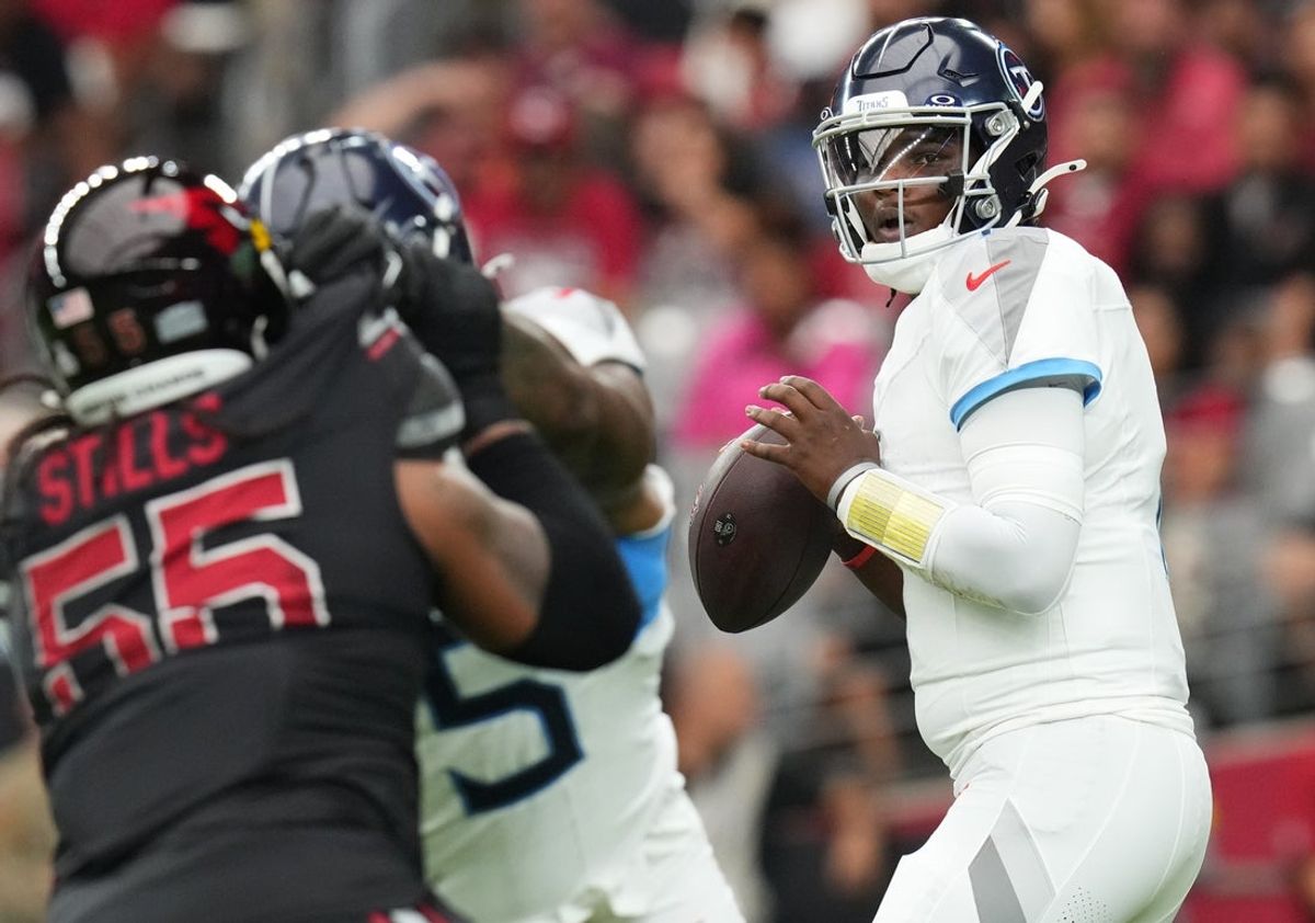 Tennessee Titans quarterback Cam Ward (1) looks to throw the ball against the Arizona Cardinals at State Farm Stadium in Glendale on Oct. 5, 2025.