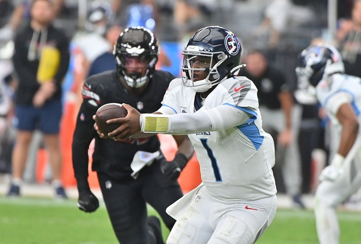 Oct 5, 2025; Glendale, Arizona, USA; Tennessee Titans quarterback Cam Ward (1) fakes a handoff against the Arizona Cardinals during the third quarter at State Farm Stadium. Mandatory Credit: Matt Kartozian-Imagn Images