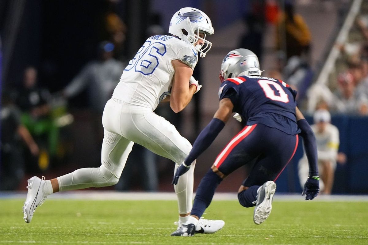 Oct 5, 2025; Orchard Park, New York, USA; Buffalo Bills tight end Dalton Kincaid (86) makes a catch against New England Patriots cornerback Christian Gonzalez (0) during the first half at Highmark Stadium. Mandatory Credit: Gregory Fisher-Imagn Images
