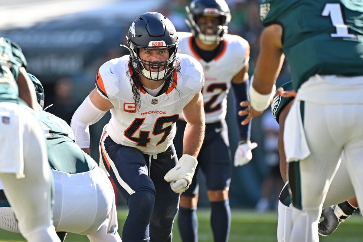 Oct 5, 2025; Philadelphia, Pennsylvania, USA; Denver Broncos linebacker Alex Singleton (49) against the Philadelphia Eagles at Lincoln Financial Field. Mandatory Credit: Eric Hartline-Imagn Images