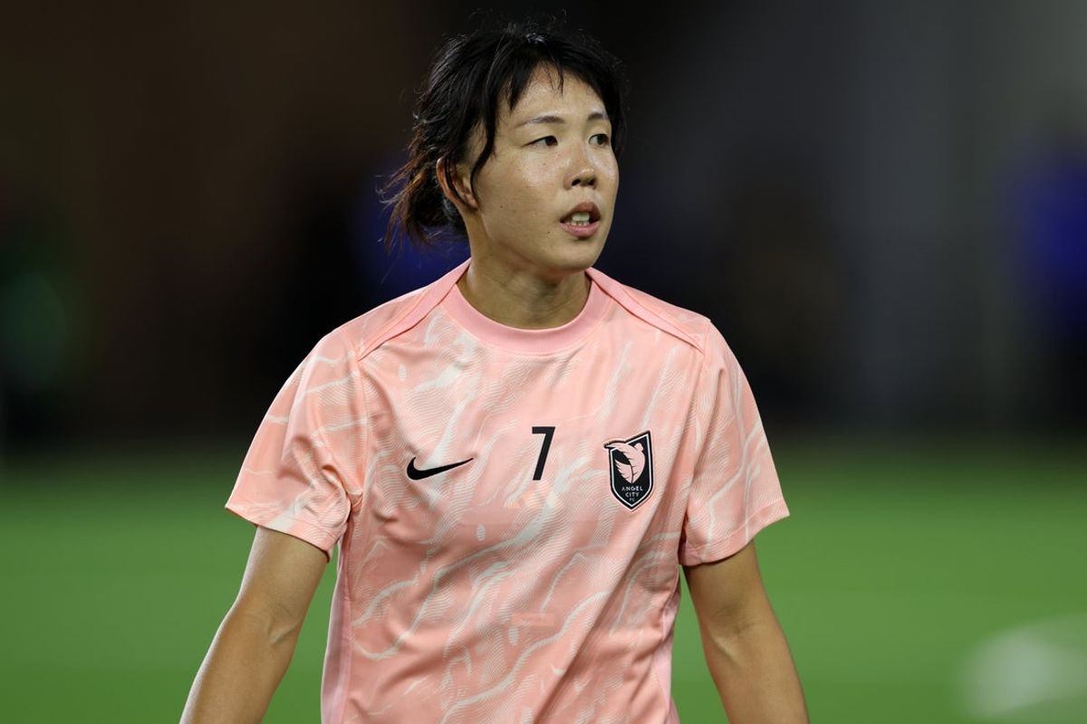 Oct 6, 2025; Los Angeles, California, USA;  Angel City FC midfielder Hina Sugita (7) warms up prior to the match against the Kansas City Current at BMO Stadium. Mandatory Credit: Kiyoshi Mio-Imagn Images