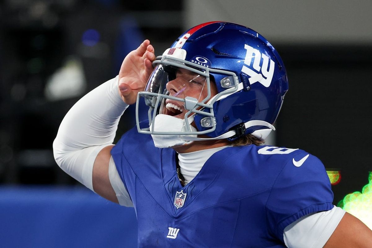 Oct 9, 2025; East Rutherford, New Jersey, USA; New York Giants quarterback Jaxson Dart (6) celebrates after scoring a touchdown against the Philadelphia Eagles of the game at MetLife Stadium. Mandatory Credit: Vincent Carchietta-Imagn Images