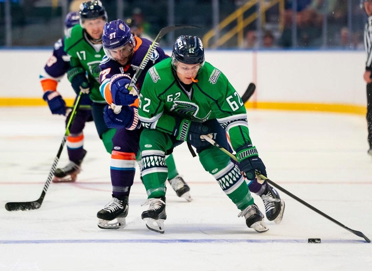 Florida Everblades forward Logan Will (62) tries to fight off Orlando Solar Bears defender Jarid Lukosevicius (57) during the first period of an ECHL preseason game at Hertz Arena in Estero, Fla., on Thursday, Oct. 9, 2025.