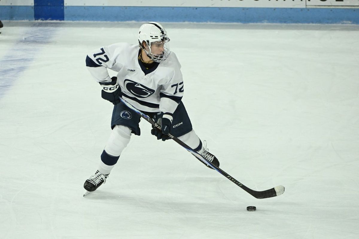 10 de outubro de 2025; University Park, PA, EUA; O atacante do Penn State Nittany Lions, Gavin McKenna (72), controla o disco no primeiro período de um jogo contra o Clarkson Golden Knights na Pegula Ice Arena. Crédito obrigatório: Barry Reeger-Imagn Images