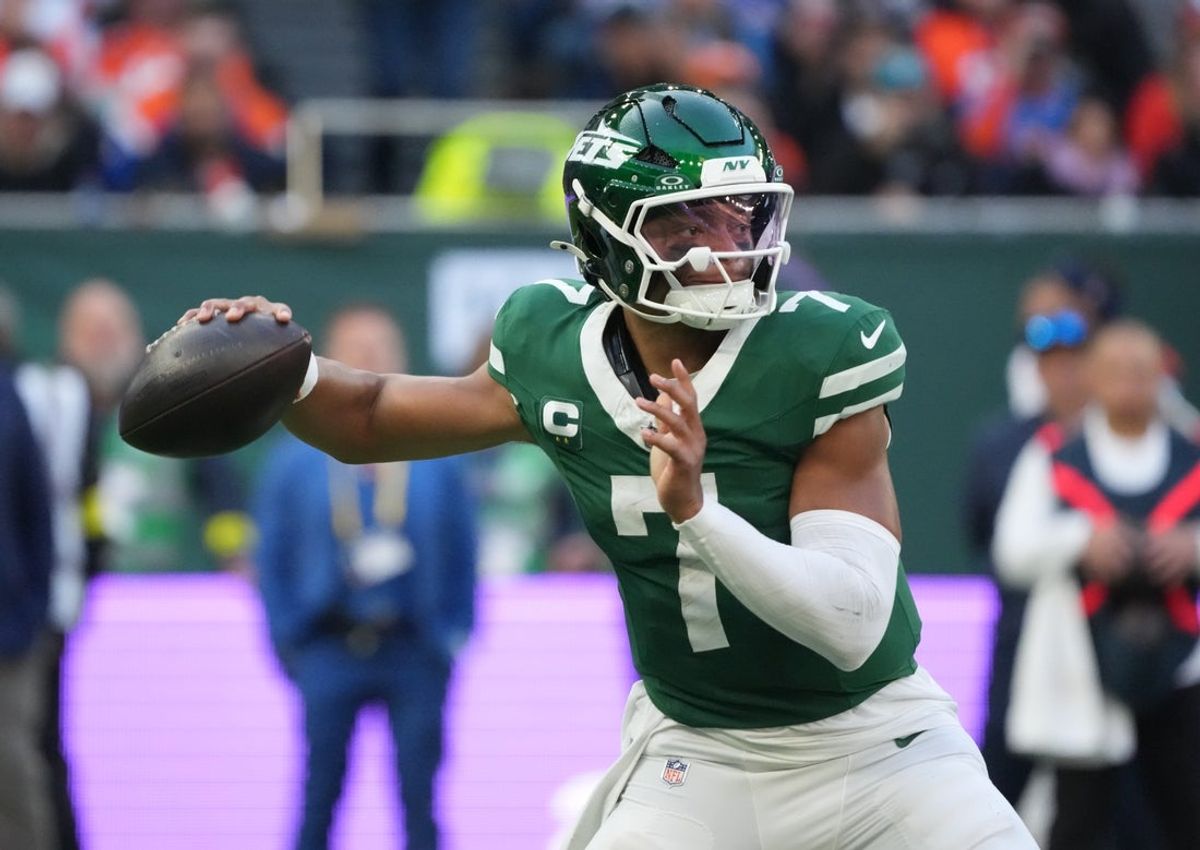 Oct 12, 2025; Tottenham, United Kingdom; New York Jets quarterback Justin Fields (7) throws a pass against the Denver Broncos during an NFL International Series game at Tottenham Hotspur Stadium. Mandatory Credit: Kirby Lee-Imagn Images