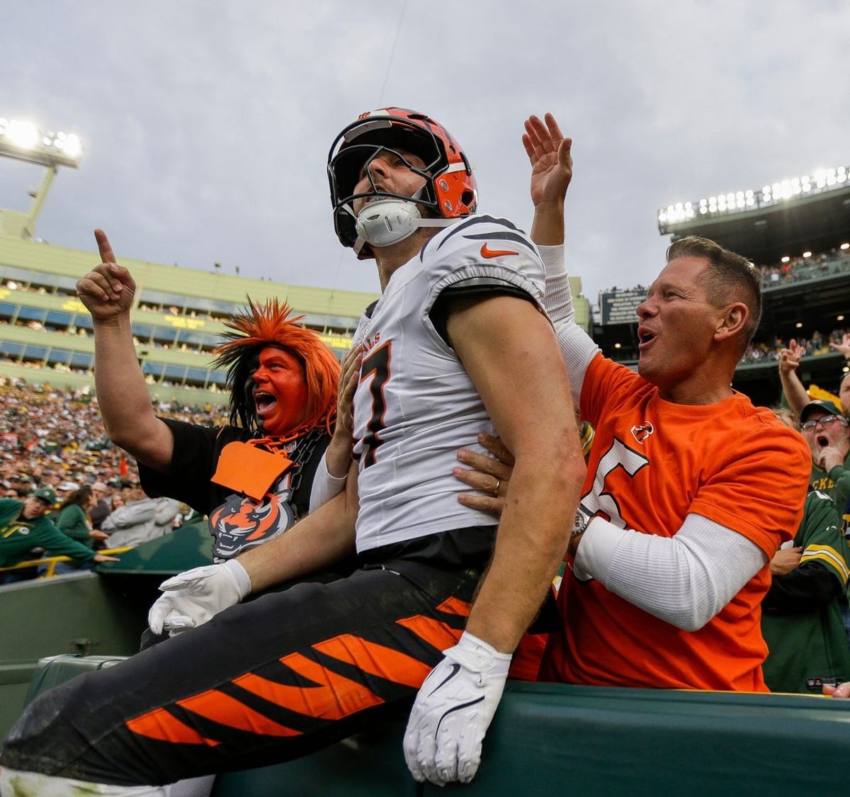 Cincinnati Bengals tight end Tanner Hudson (87) leaps into the stands to celebrate with fans after scoring a touchdown against the Green Bay Packers on Sunday, October 12, 2025, at Lambeau Field in Green Bay, Wis. The Packers won the game, 27-18.
Tork Mason/USA TODAY NETWORK-Wisconsin