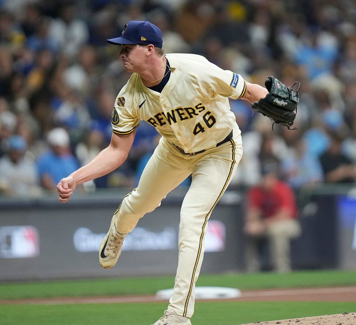 O arremessador do Milwaukee Brewers, Quinn Priester (46), arremessa durante o segundo turno de seu jogo da National League Championship Series contra o Los Angeles Dodgers em 13 de outubro de 2025 no American Family Field em Milwaukee, Wisconsin.