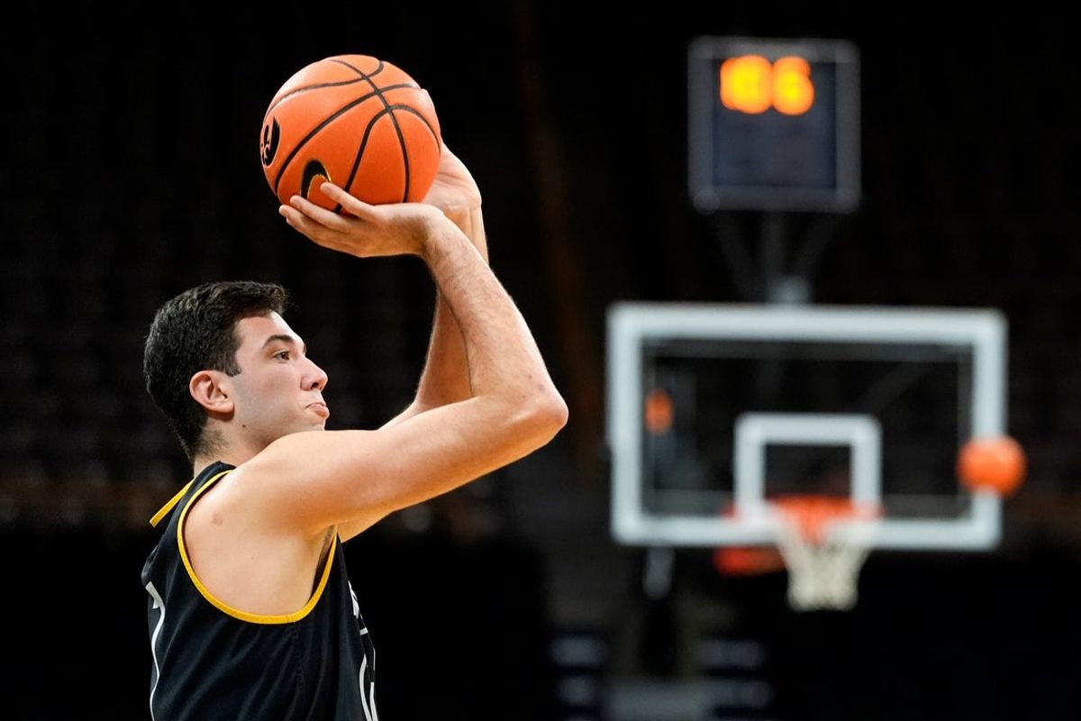Iowa’s Alvaro Folgueiras (7) shoots while warming up for practice Oct. 15, 2025 at Carver-Hawkeye Arena in Iowa City, Iowa.