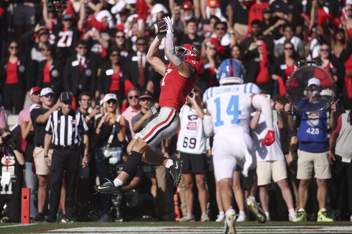 Oct 18, 2025; Athens, Georgia, USA; Georgia Bulldogs tight end Lawson Luckie (7) makes a catch for a touchdown against the Mississippi Rebels during the first quarter of the game at Sanford Stadium. Mandatory Credit: Brett Davis-Imagn Images